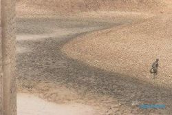KEKERINGAN KARANGANYAR : Waduk dan Embung Kering, Petani Beralih ke Sumur Bor