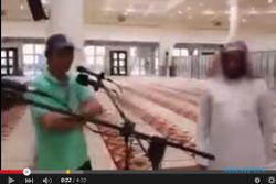 VIDEO UNIK YOUTUBE : Jajal Mic, Teknisi Audio Ini Bikin Jemaah Masjid Merinding