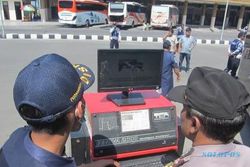 LEBARAN 2015: Pencuci Bus di Terminal Klaten Panen Rezeki