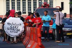 Foto Water Barrier Pasar Gede Dibersihkan