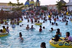 FOTO WISATA MADIUN : Suncity Water and Theme Park Ramai