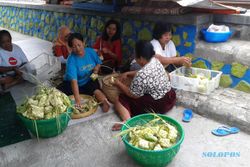  LEBARAN KETUPAT : Warga Pinggir Rel Memasak 1.000 Ketupat