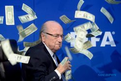 KORUPSI FIFA : Asyik Konferensi Pers, Sepp Blatter Dilempar Uang