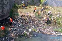 KEBERSIHAN LINGKUNGAN : Lautan Sampah di Kali Garuda Sragen Akhirnya Dibersihkan