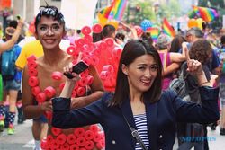 SENSASI ARTIS : Dikecam Ikut Parade LGBT, Begini Reaksi Aming