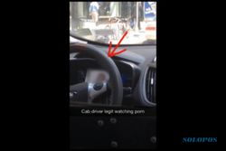 VIDEO KONTROVERSIAL : Sopir Taksi Tepergok Mengemudi Sambil Nonton Film Biru