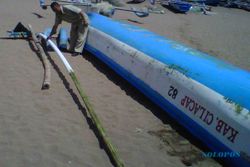 KECELAKAAN LAUT : Perahu Terbalik, Nelayan Patah Tulang