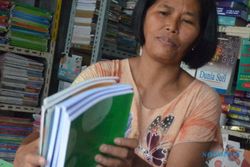 FOTO TAHUN AJARAN BARU : Buku Bekas Diburu di Pasar Loak