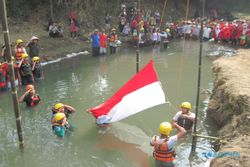 HUT KE-70 RI : Tujuhbelasan, Warga Klaten Gelar Upacara di Sungai Pusur