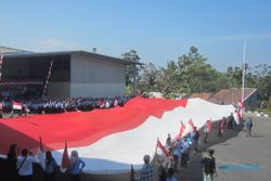 HUT KE-70 RI : Karyawan Pabrik Prima Yudha Boyolali Bentangkan Bendera Raksasa di Puncak Merbabu