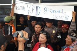 PILKADA 2015 : Puluhan Orang Ini Geruduk dan Segel Kantor KPU Surabaya