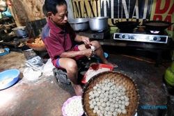 FOTO HARGA KEBUTUHAN POKOK : Harga Daging Naik, Produksi Bakso Turun