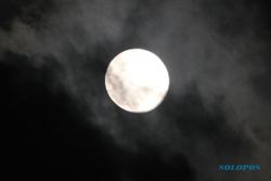 FENOMENA ALAM : Begini Penampakan Blue Moon di Solo!