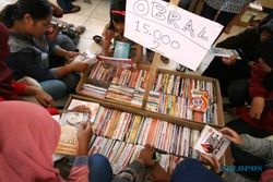 FOTO PERAYAAN HUT RI : Buku Murah Dijual di Hari Kemerdekaan