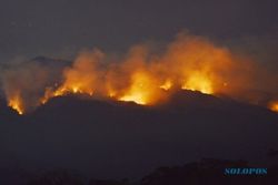 FOTO KEBAKARAN LAWU : Begini Api Lawu dari Alun-Alun Magetan