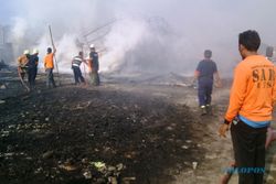 KEBAKARAN KARANGANYAR : 3 Gudang Rosok di Ring Road Utara Solo Ludes Dilalap Api