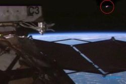 KONTROVERSI ALIEN : Penampakan UFO Tertangkap Kamera NASA