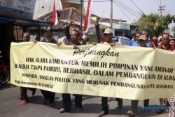 PILKADA 2015 : Pilkada Surabaya Ditunda, Warga Demo di Pantai Ria Kenjeran