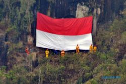 FOTO PERAYAAN HUT RI : Bhiraswapa Kaitkan Bendera di Tebing