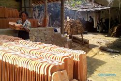 UKM KULONPROGO : Kampung Gendheng Selo Bertahan Dengan Alat Sederhana