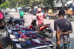 PKL MADIUN : Asal Bayar, PKL Bebas Ramaikan Jalan Depan Pasar Hewan Madiun Setiap Pon