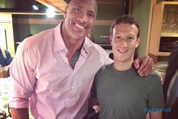 INSTAGRAM ARTIS : Foto Bareng The Rock, Mark Zuckerberg Seperti Ingin Dimakan