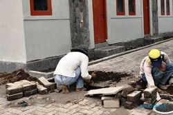 AKSI SOSIAL : Personel TNI di Temanggung Pugar Rumah Tak Layak Huni Milik Warga