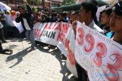 FOTO DEMO MAHASISWA : 3.933 Mahasiwa STAIN Kediri Tak Legal?