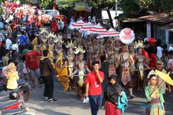 FESTIVAL PAYUNG INDONESIA : Balekambang Macet Parah