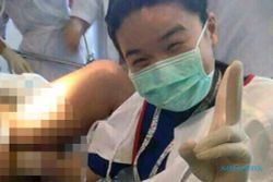 FOTO KONTROVERSIAL : Duh, Dokter Muda Ini Selfie Bareng Kemaluan Pasien