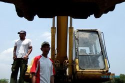 TAMBANG ILEGAL : Nekat! Aktivis Lingkungan Adang Eskavator di Sragen