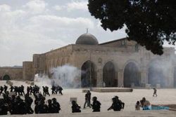 KONFLIK ISRAEL-PALESTINA : Palestina Protes Serangan Israel ke Masjid Al-Aqsha