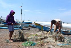 GELOMBANG TINGGI : Ombak Tinggi, Nelayan Congot Takut Melaut