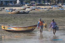 Nelayan Pacitan Keluhkan Pendangkalan Pantai Tawangsari
