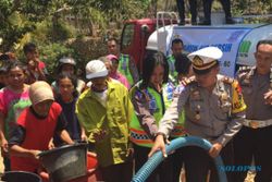 KEMARAU 2015 : Desa Widoro Kekeringan, 18.000 Liter Air Bersih dari Polres Pacitan Ludes