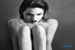 KABAR ARTIS : Wow, Foto Tanpa Busana Angelina Jolie Terjual Rp39 Juta!