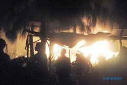 KEBAKARAN NGAWI : Perusahaan Mebel Tunggak Jati di Ngawi Terbakar