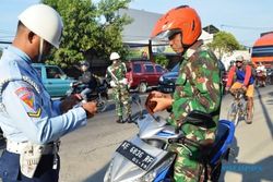 FOTO RAZIA POLISI MILITER : Stiker TNI di Pelat Nomor Kudu Dicopot
