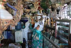 PELEMAHAN RUPIAH : Penjualan Barang Antik Sepi, Pedagang Pasar Triwindu Ketir-Ketir