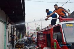 FOTO KEBAKARAN MADIUN : Begini Pemadaman Api di Pasar Nglames