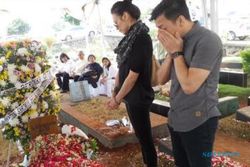 KABAR DUKA : Ariel dan Sophia Latjuba Berdoa di Makam Adnan Buyung