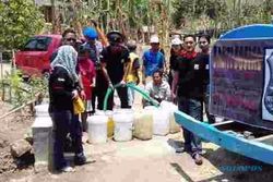KEKERINGAN PONOROGO : Dukuh Gambok Kekeringan Hebat, Polisi Ponorogo Sumbang Tandon Air