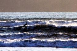 WISATA PACITAN : Ombak Surfing Kelas Dunia, Pantai Watukarung dan Pancer Tempatnya...