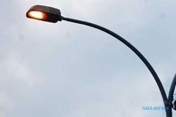 PENERANGAN JALAN BANTUL : Pemasangan Lampu PJU di Pundong Bertahap