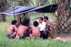 TRENDING SOSMED : Foto Jokowi Temui Suku Anak Dalam Jadi Viral