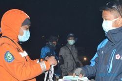 FOTO KEBAKARAN LAWU : KSR PMI Bagi Masker di Cemoro Sewu