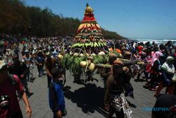 FOTO BUDAYA JAWA : Kirab Budaya di Goa Cemara