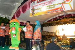PILKADA 2015 : KPU Ngawi Serahkan Ribuan Alat Peraga Kampanye kepada Tim Sukses