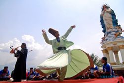 FOTO PENTAS BUDAYA : Saat Tarian Sufi Tersaji di Pelataran Gua Maria dalam Pentas Lintas Agama