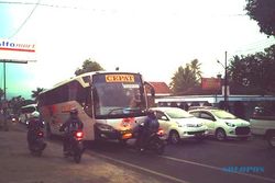 KISAH UNIK : Nekat! Skutik Ini Cegat Bus Eka di Jalan Solo-Semarang